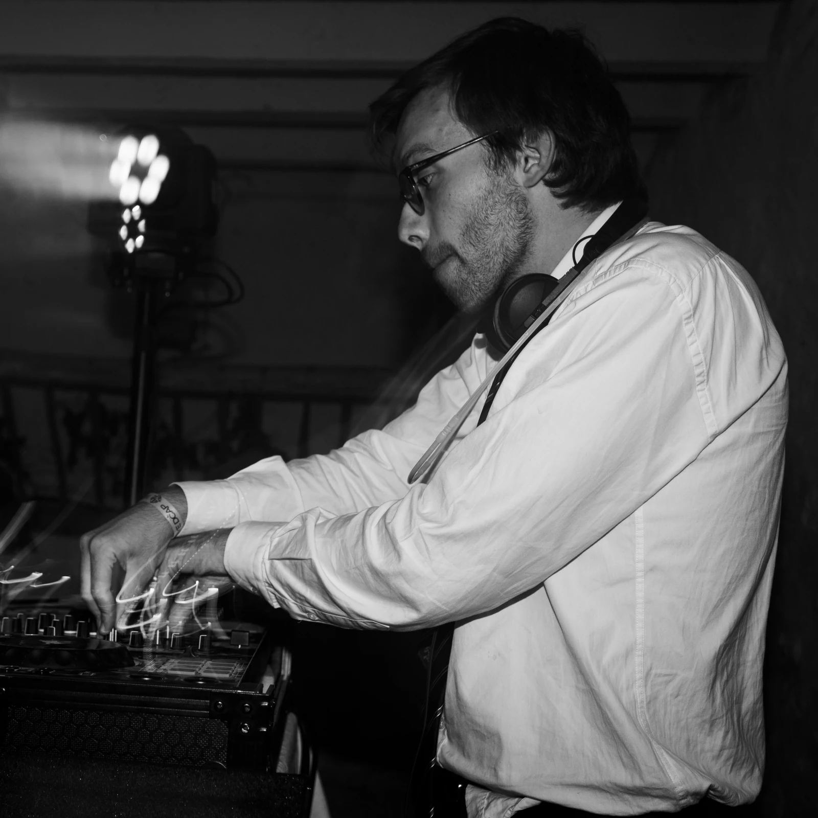 DJ aux platines pendant une soirée