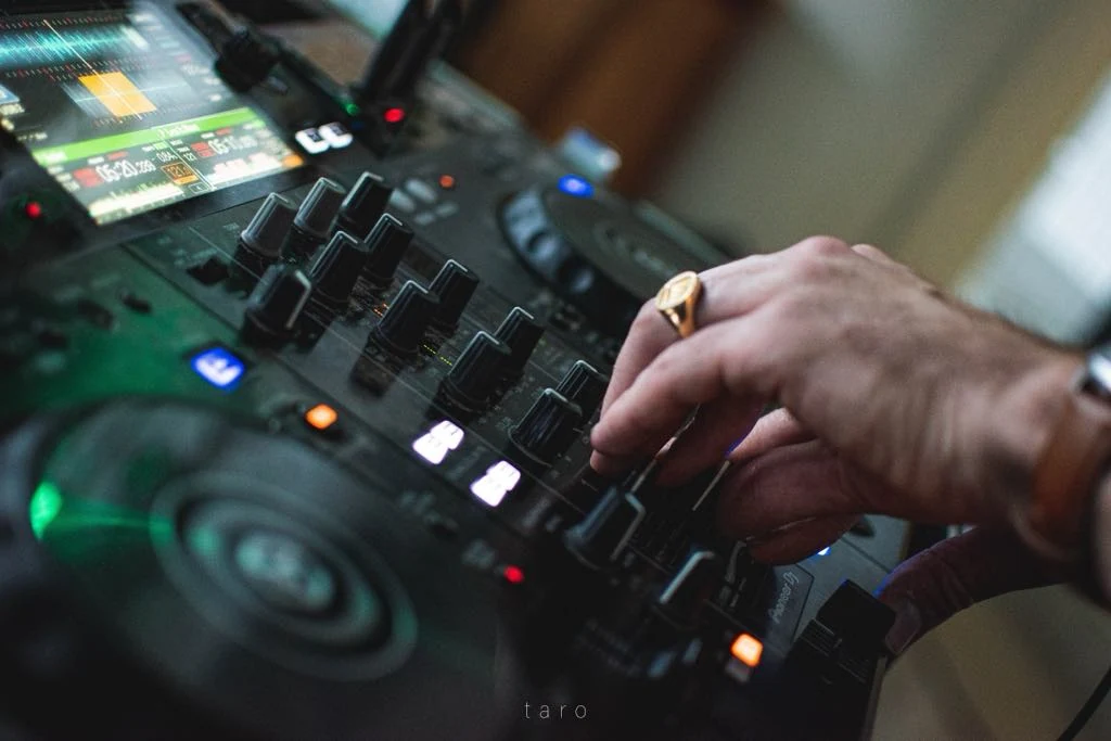 Mains du DJ sur la table de mixage