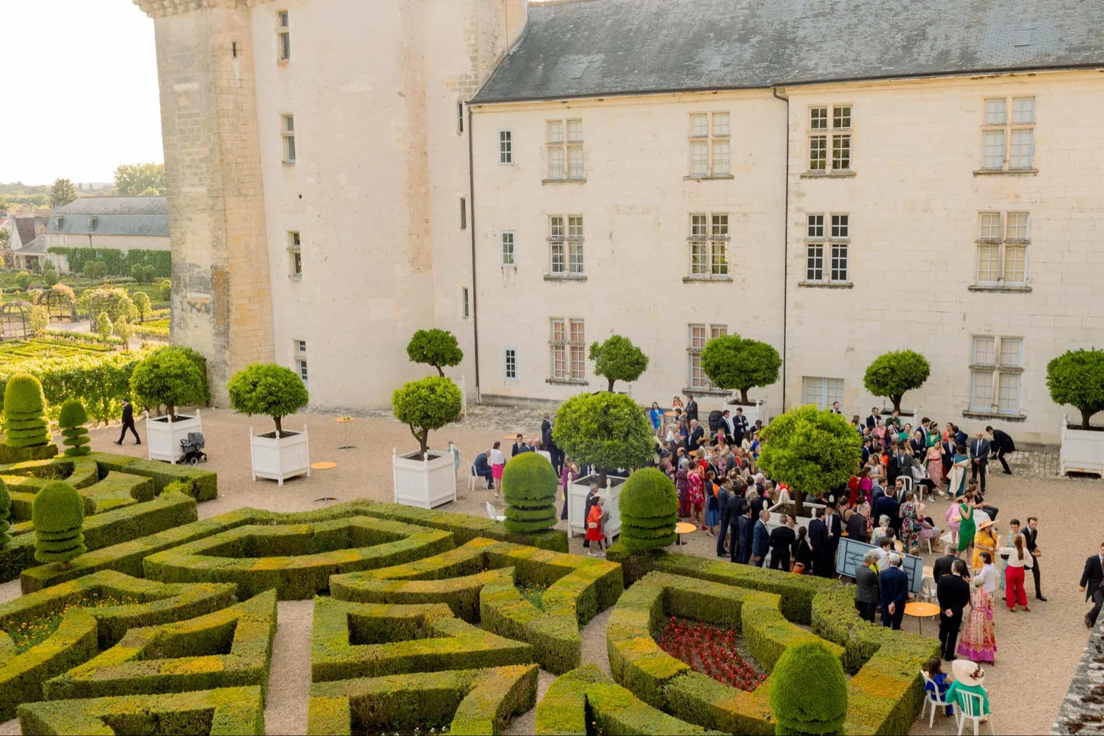 Invités d'un mariage dans les jardins d'un château