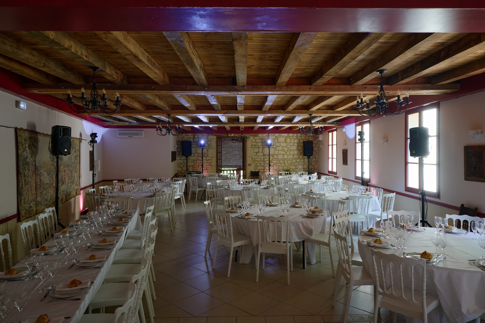 Salle de réception de mariage avec la sonorisation installée