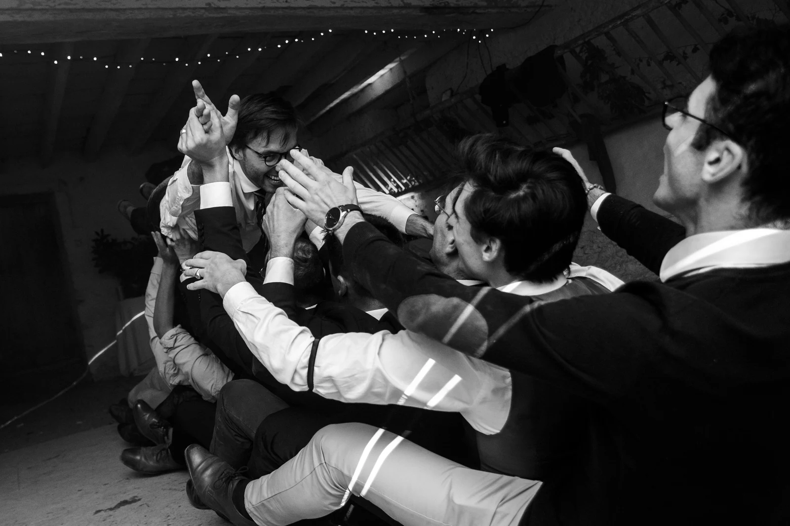 Invités en fête pendant une soirée