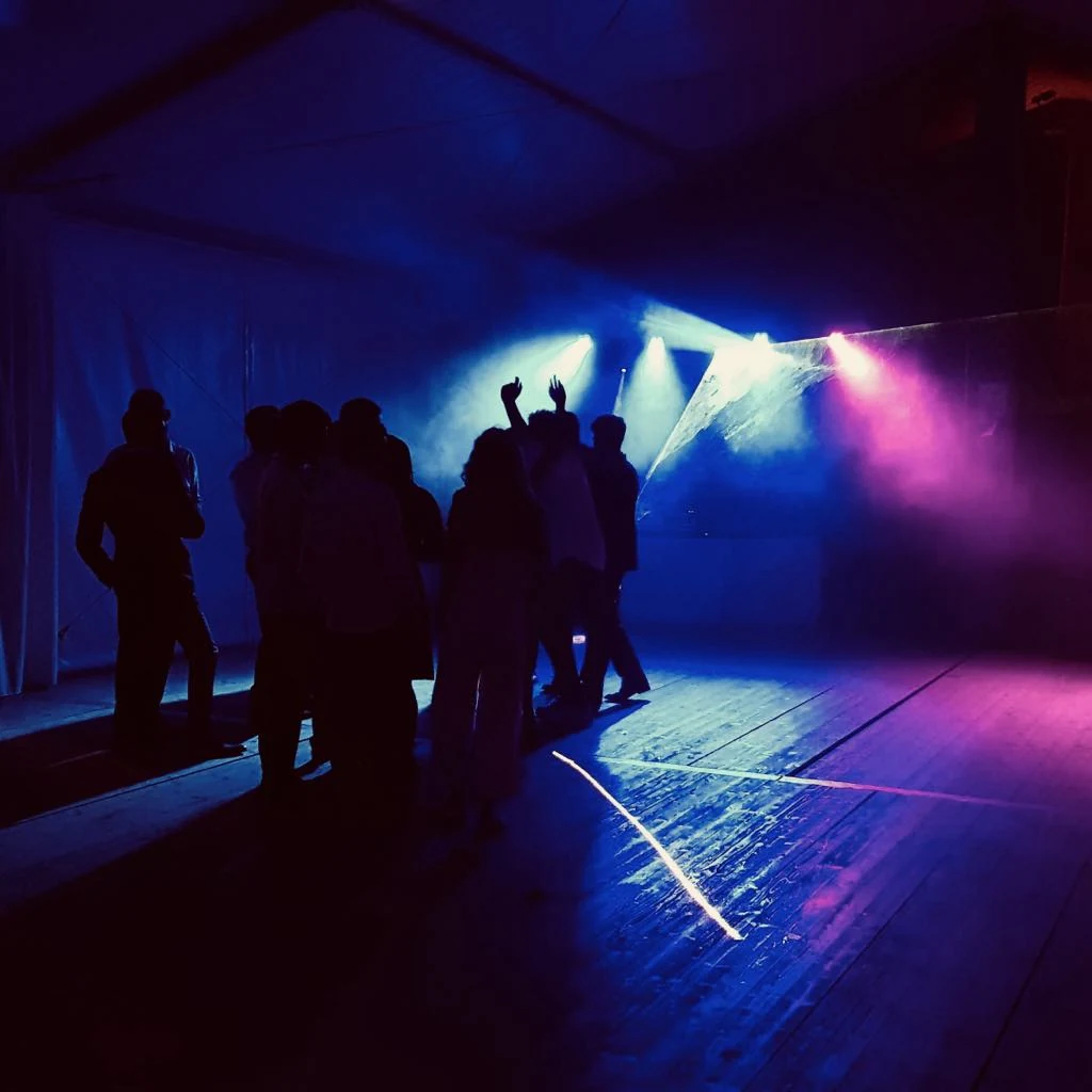 Piste de danse éclairée en bleu et violet