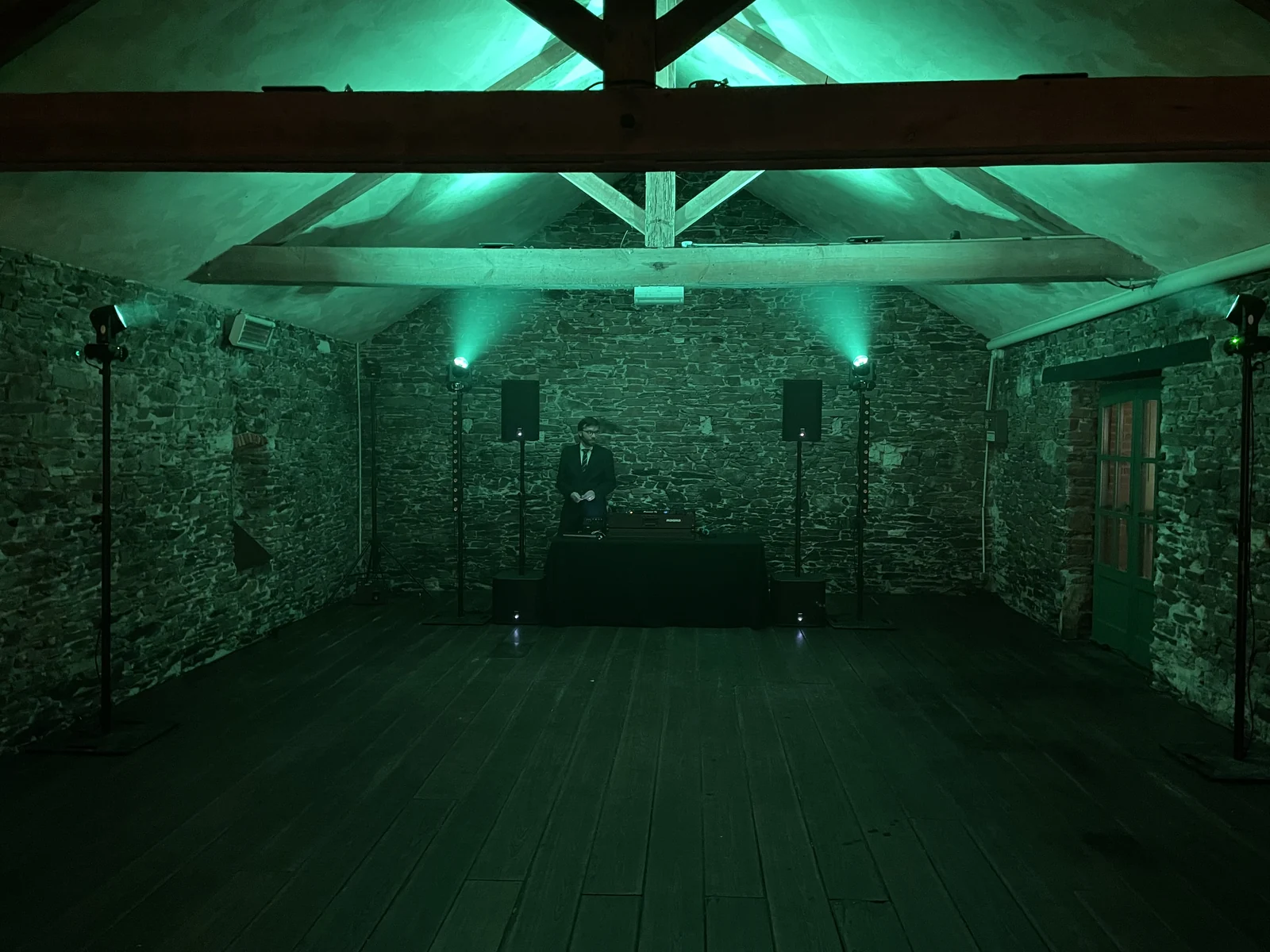 Salle en pierre éclairée en vert
