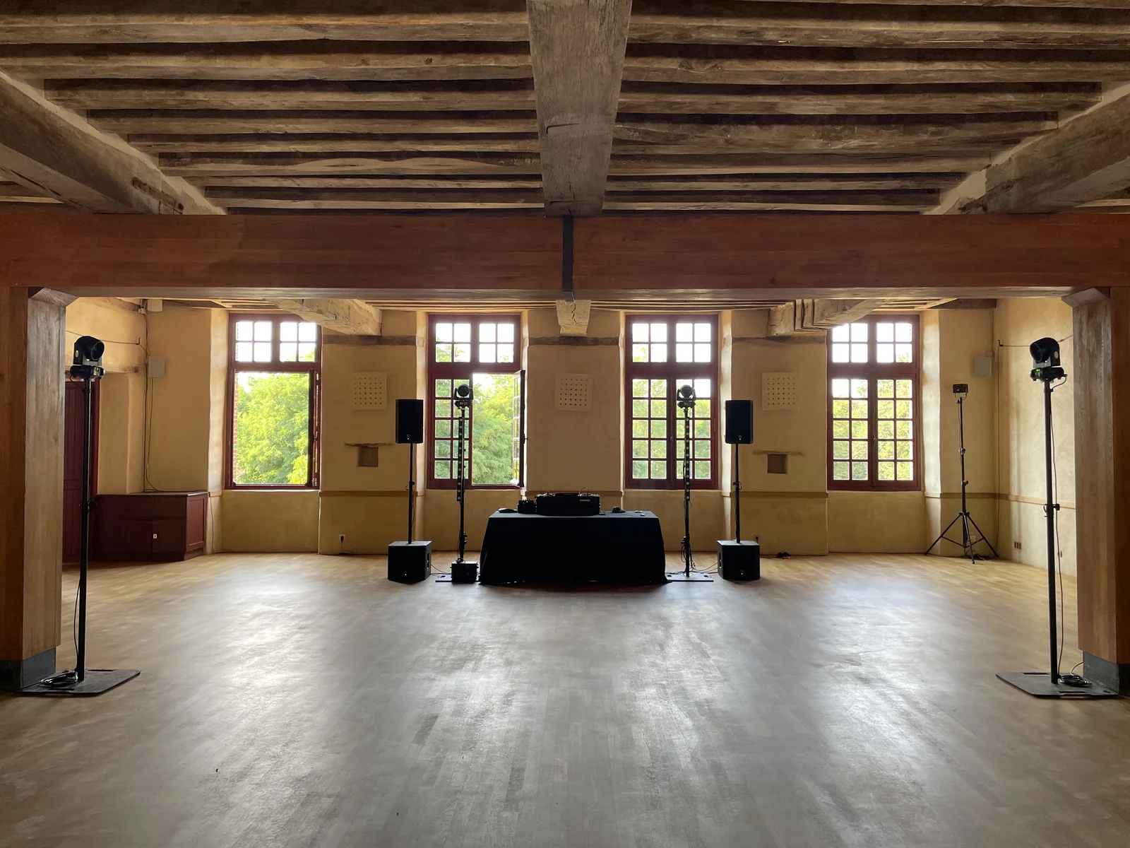 Salle équipée de notre matériel son et lumière