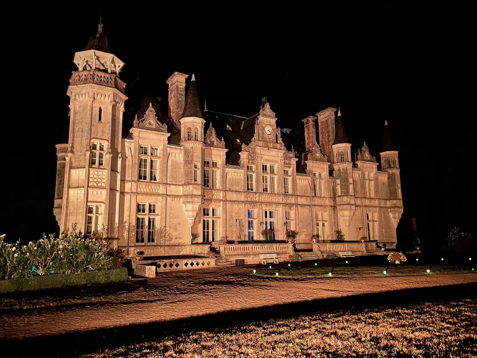 Façade de château éclairée de nuit
