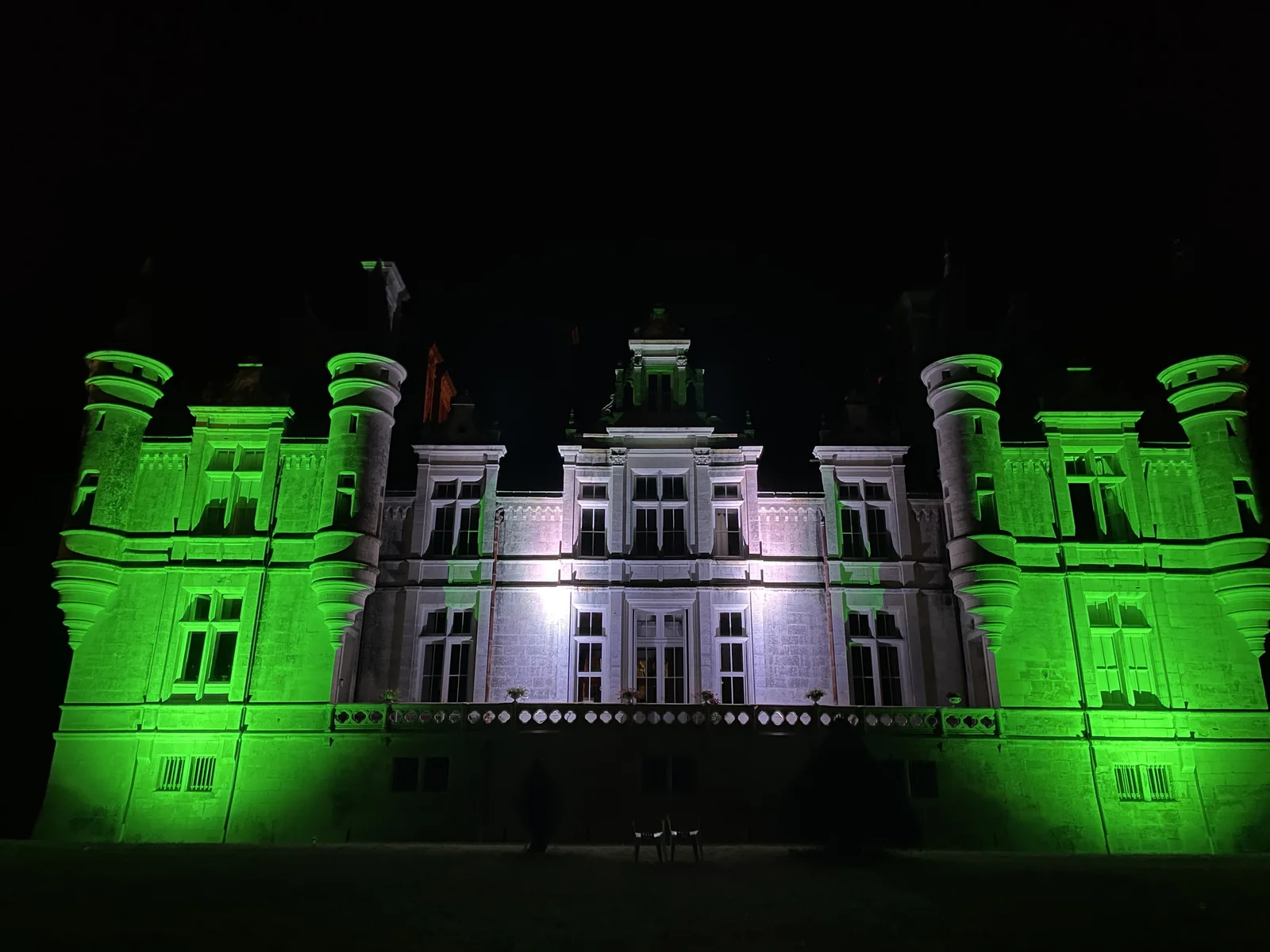 Château éclairé en vert