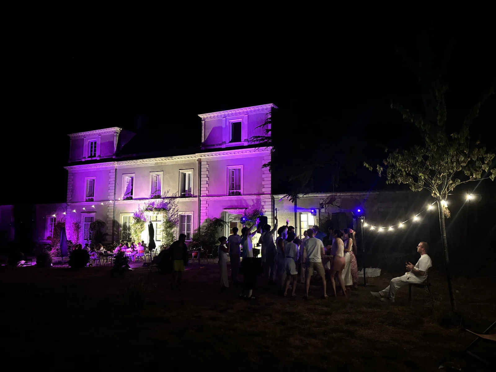 Château éclairé en violet pendant une soirée