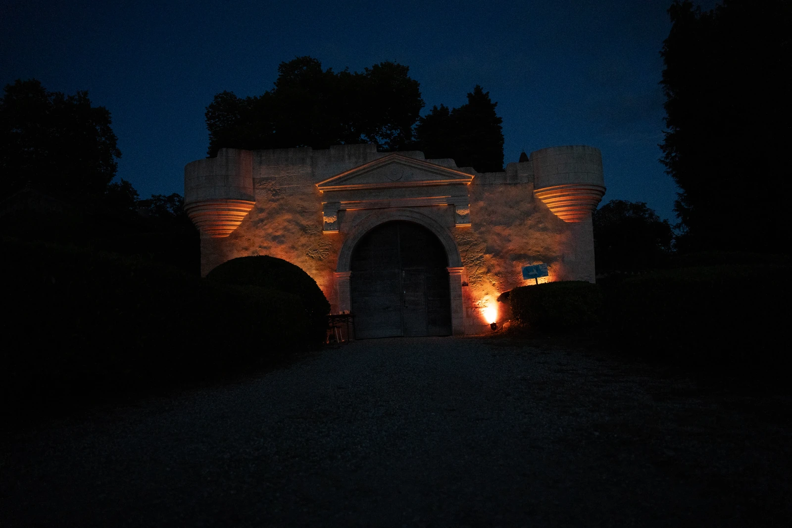 Porche de château éclairé à la nuit tombée