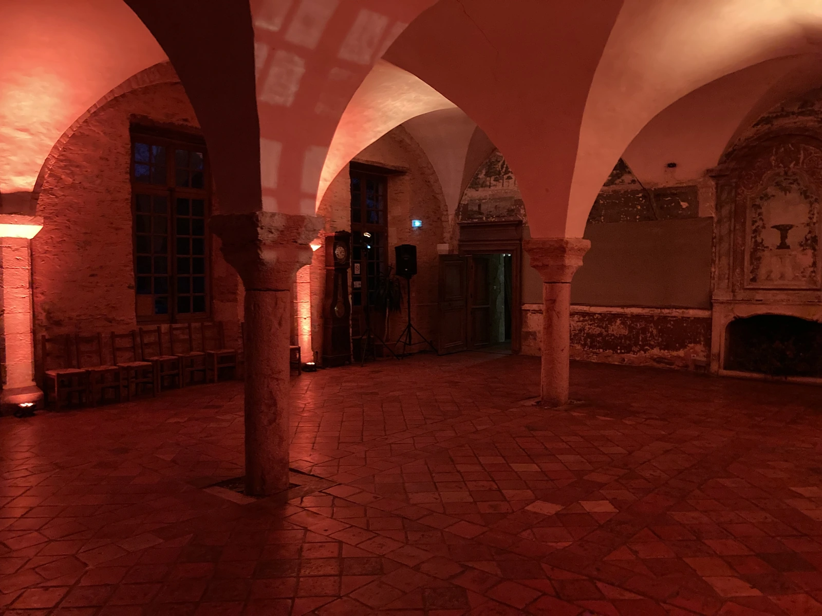 Salle voûtée éclairée en orange