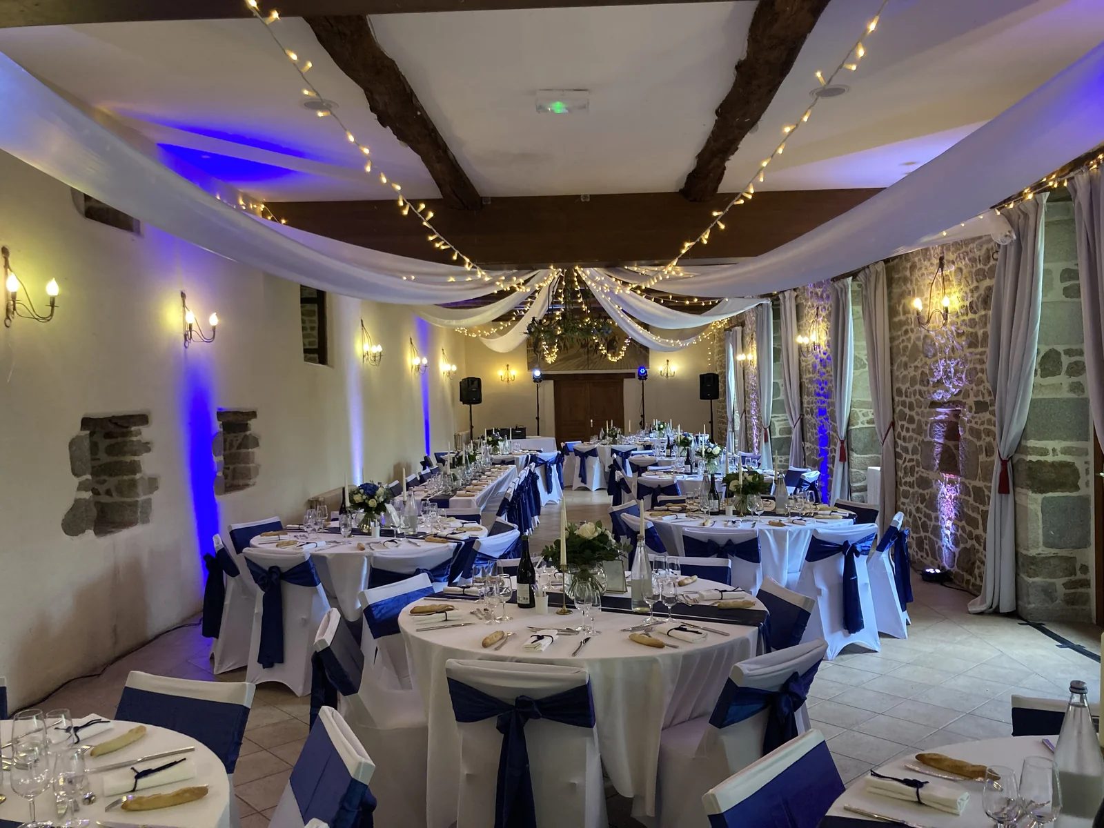 Salle de dîner avec éclairage d'ambiance
