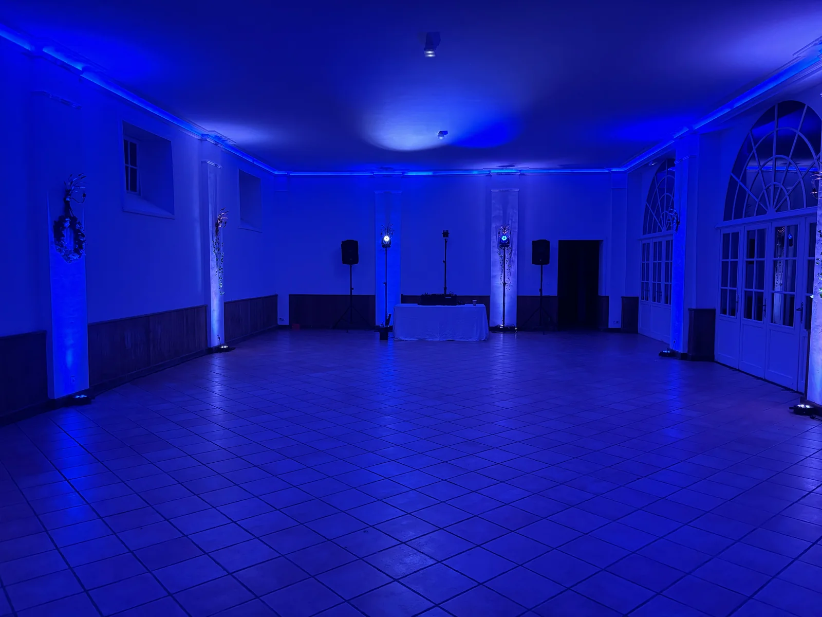 Salle de réception éclairée en bleu
